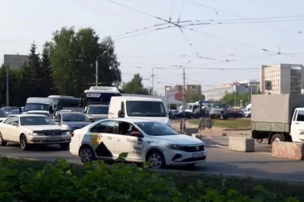 «Поделитесь едой»: 9-балльные пробки украли вечер новосибирцев