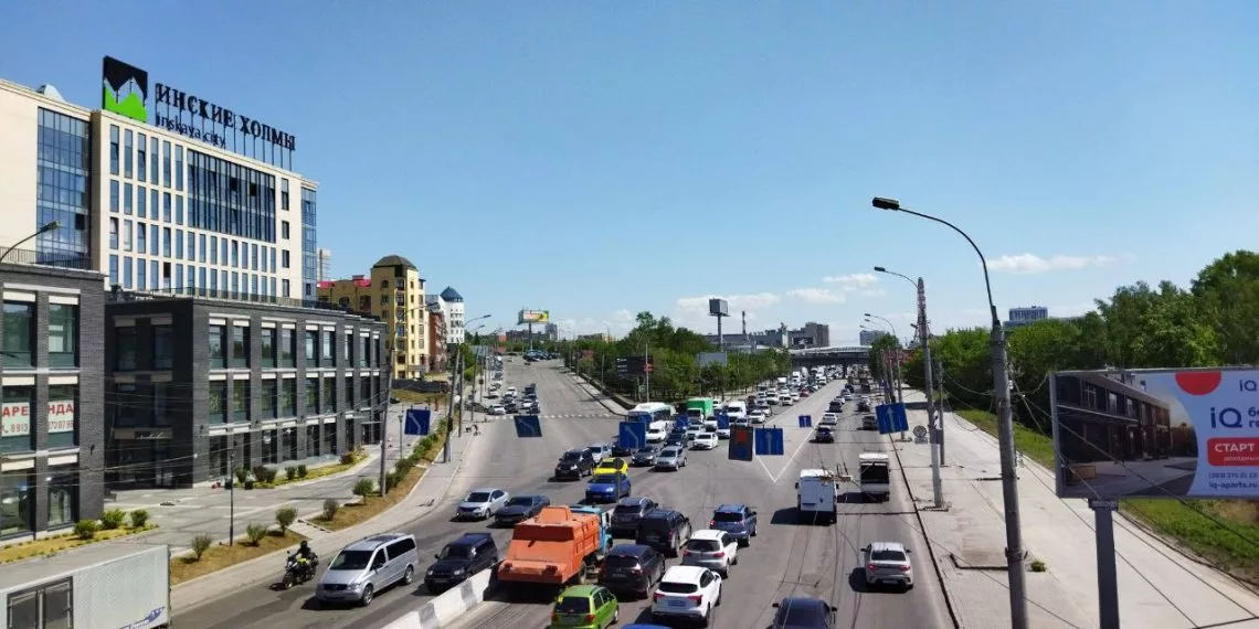 «Пешком быстрее»: новосибирцы не теряют надежды в пятничных пробках