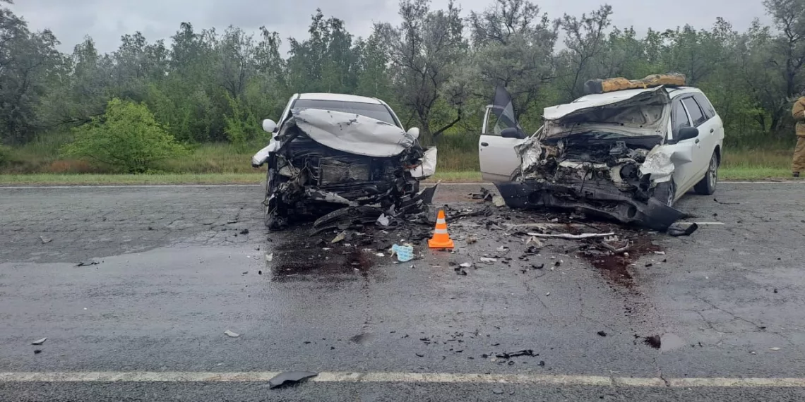 «Ниссан» и «Хёндай» лоб в лоб столкнулись в Карасукском районе, погиб человек
