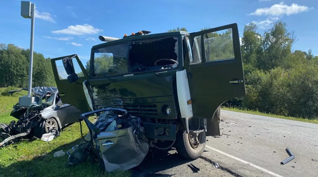 Камаз смял легковушку под Новосибирском