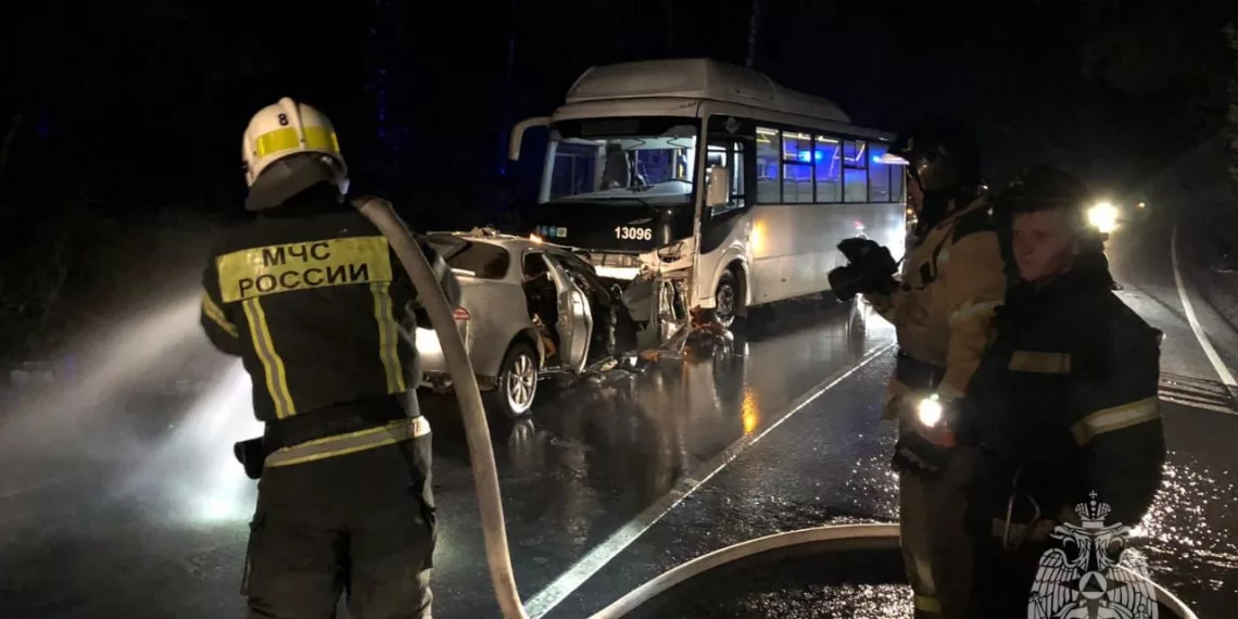 Легковушка вылетела на встречную полосу и протаранила пассажирский автобус в Академгородке