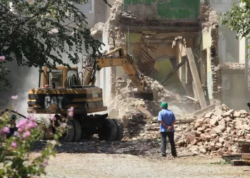 В Новосибирске снесут нелегальную гостиницу для мигрантов в Кировском районе