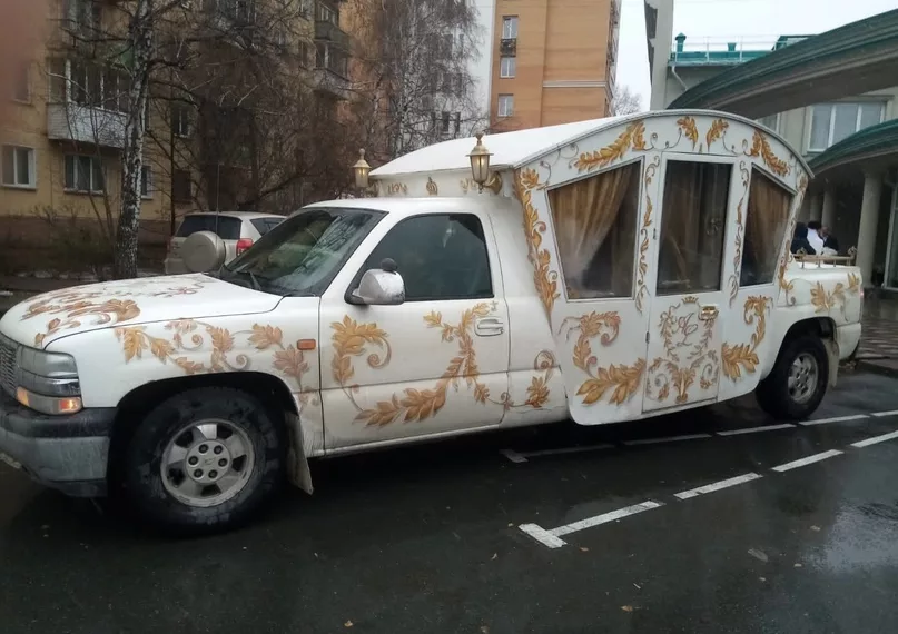 Тягач, автокарета и «Чайка»: на чём ещё приезжали новосибирцы в ЗАГС в день регистрации брака