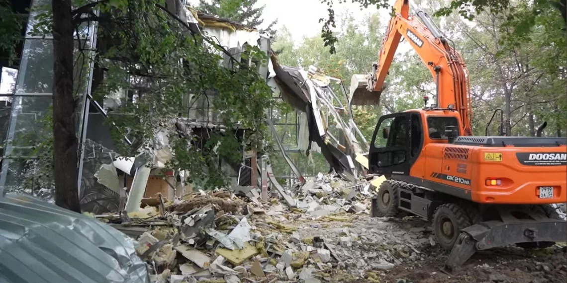 Незаконную постройку Sabai Bar’а снесли в Первомайском сквере