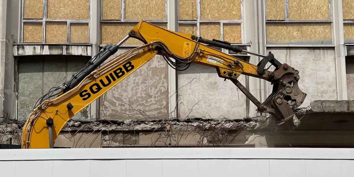 Под снесенным кафе в Новосибирске нашли нелегальное подключение к канализации