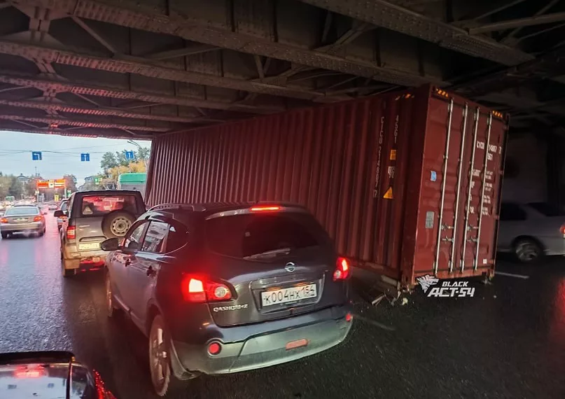 В Новосибирске еще одна фура не смогла преодолеть путепровод на Красном проспекте