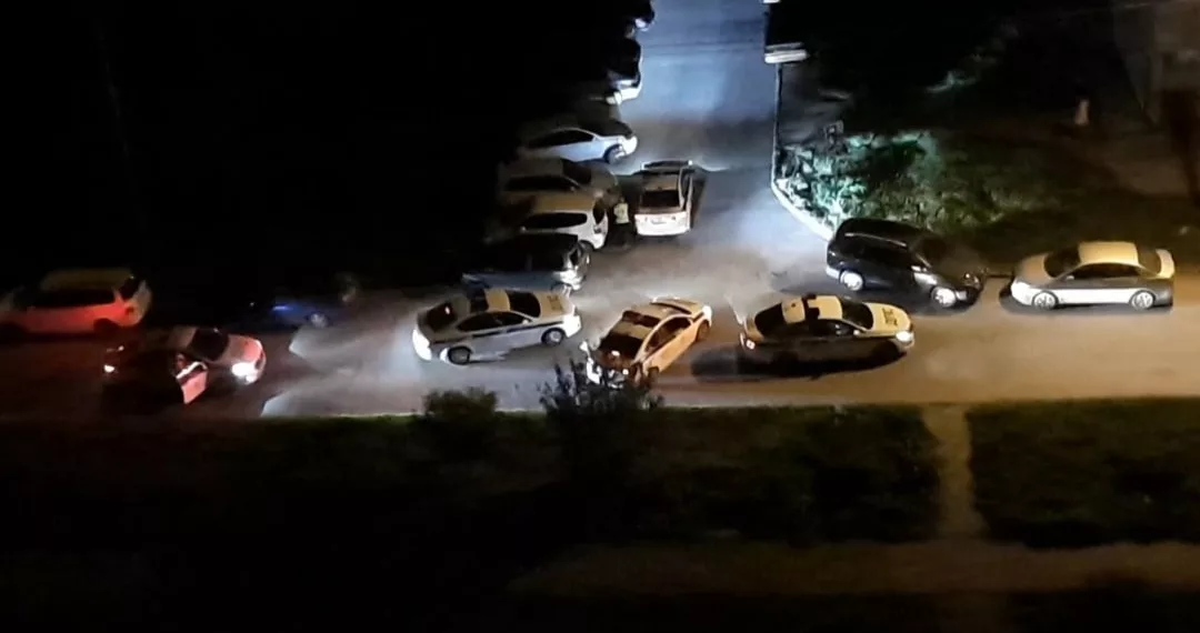 Новосибирские полицейские устроили погоню с сиренами за белым седаном