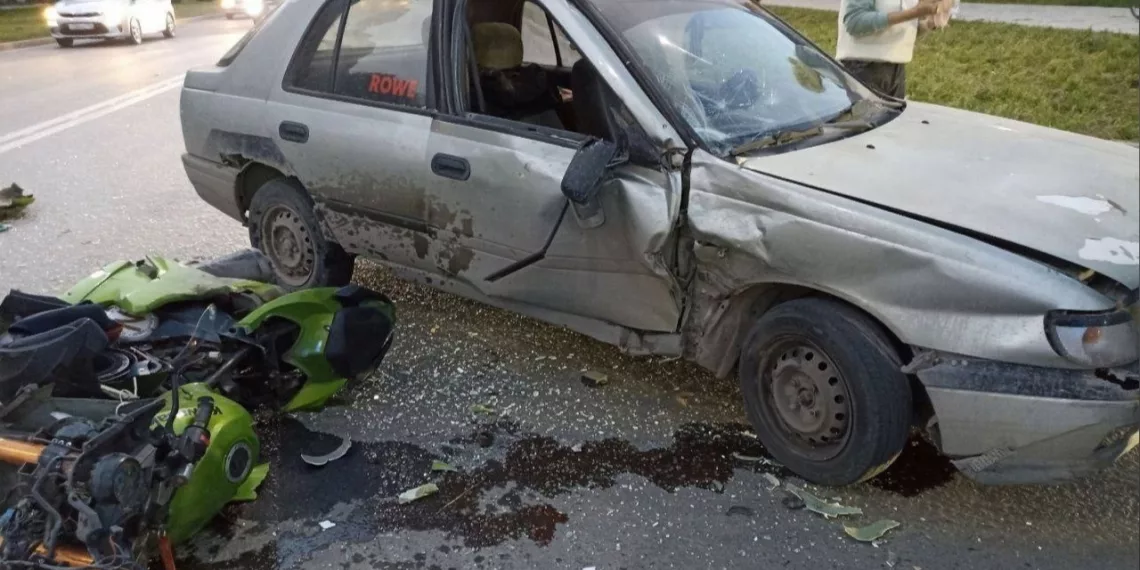 Подросток на мотоцикле попал под колеса легковушки в Бердске