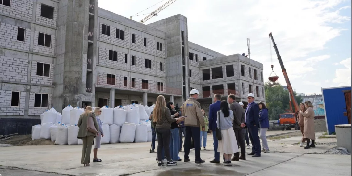 Депутаты проверили ход строительства поликлиники № 18 в Чистой Слободе