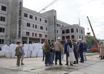 Депутаты проверили ход строительства поликлиники № 18 в Чистой Слободе