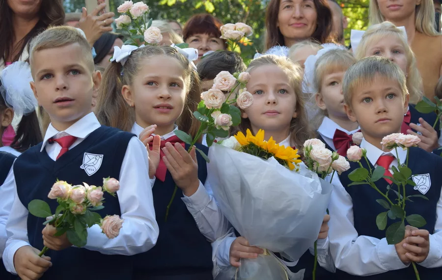 Белые банты, розовые цветы: как новосибирские школьники и студенты встретили День знаний