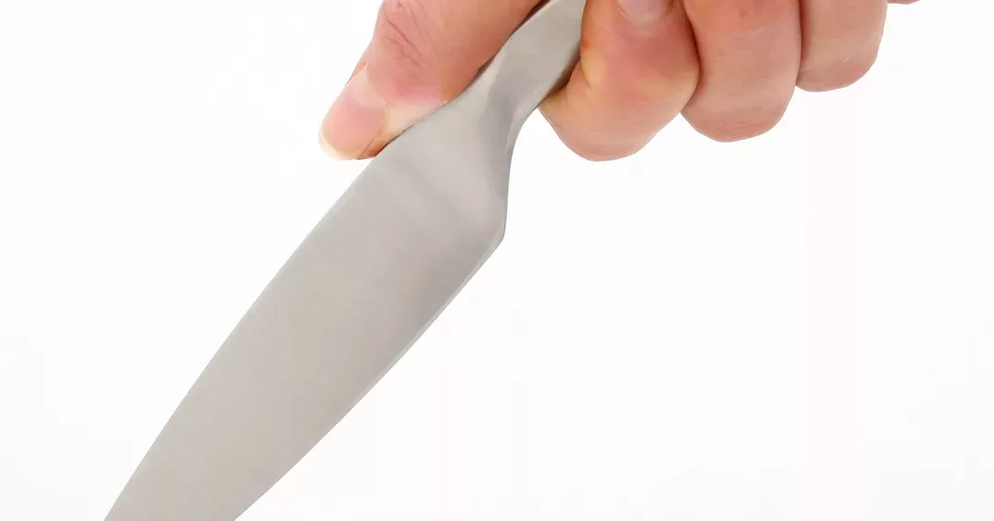 Сибиряк пырнул ножом 18-летнего парня во дворе жилого дома в Ленинском районе