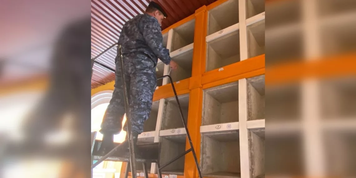 Судебные приставы арестовали ячейки для хранения праха на территории Новосибирского крематория