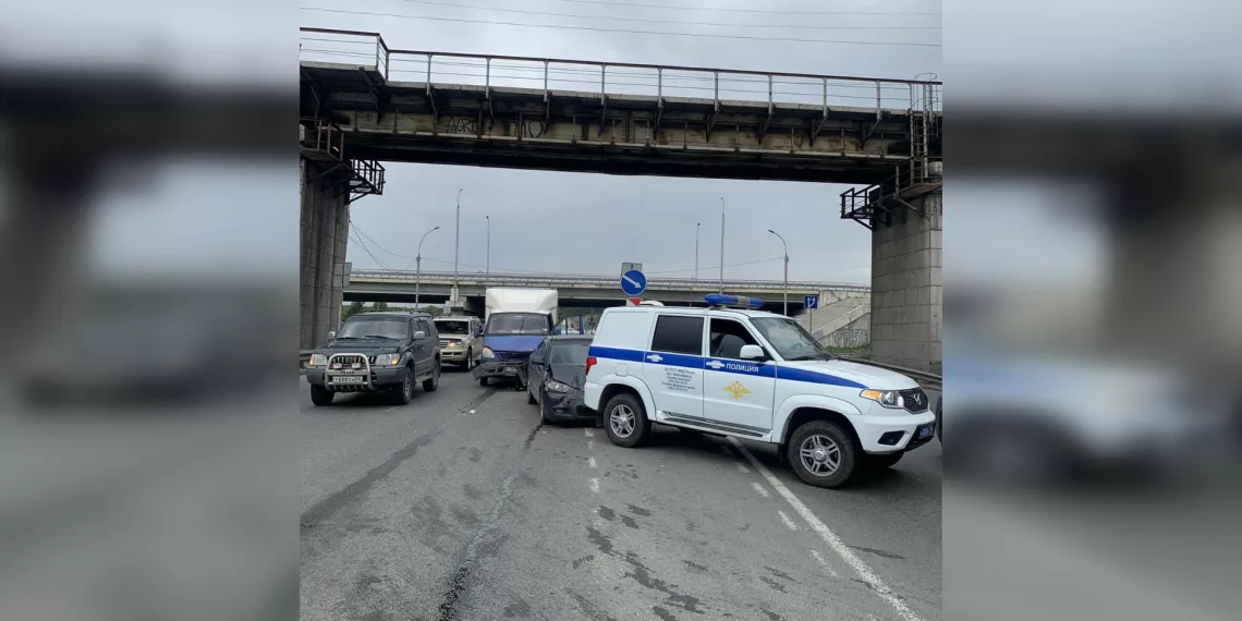 Массовое ДТП с участием полицейской машины случилось в Новосибирске