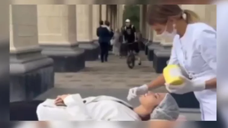 Горе-косметолог ради хайпа колола губы своей клиентке на улице возле Оперного театра