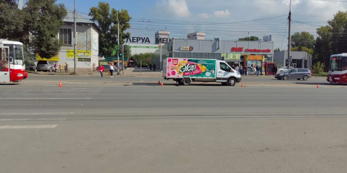 Фургончик с мороженным снес девочку на пешеходном переходе в Новосибирске