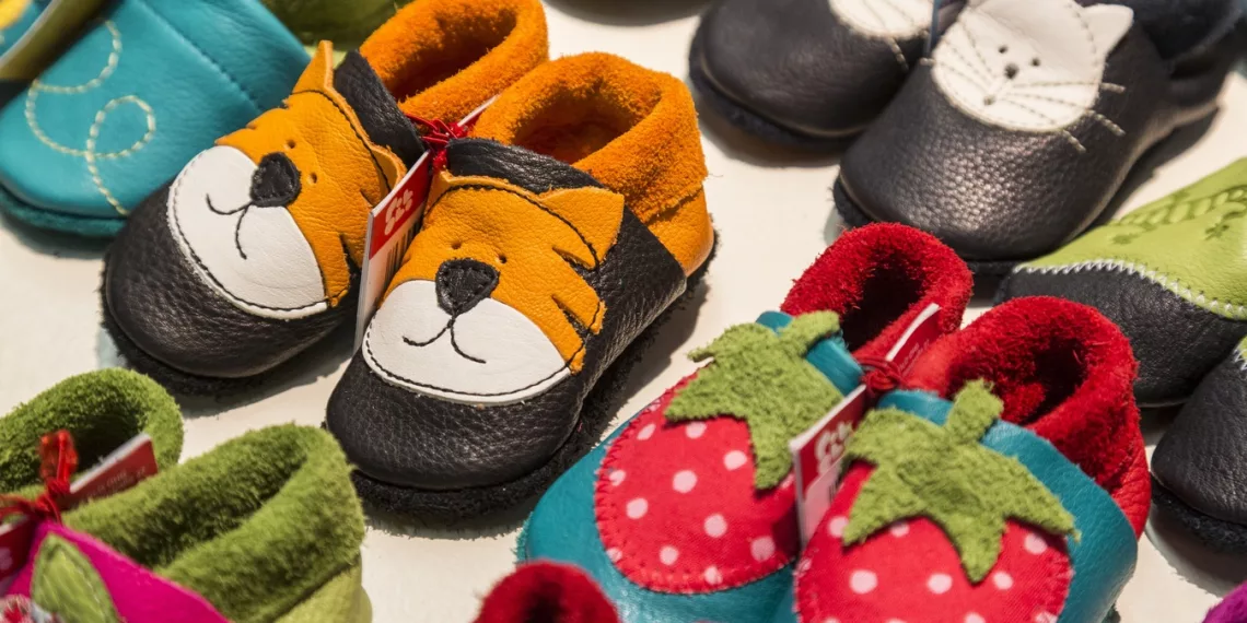 Мигранты избили продавщицу за то, что та смотрела на ребенка в примерочной в Тогучине