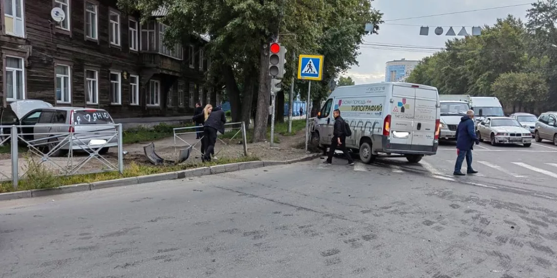 Водитель универсала проглядел светофор и врезался в фургон в Ленинском районе