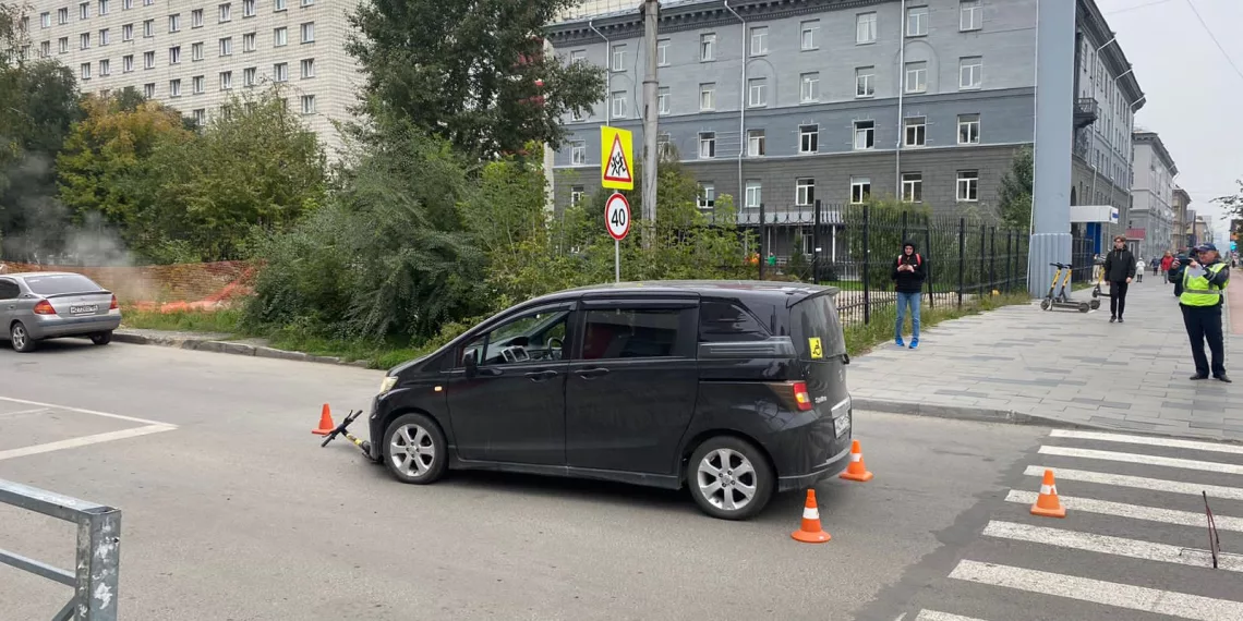 В Новосибирске автомобиль сбил 13-летнего мальчика на электросамокате