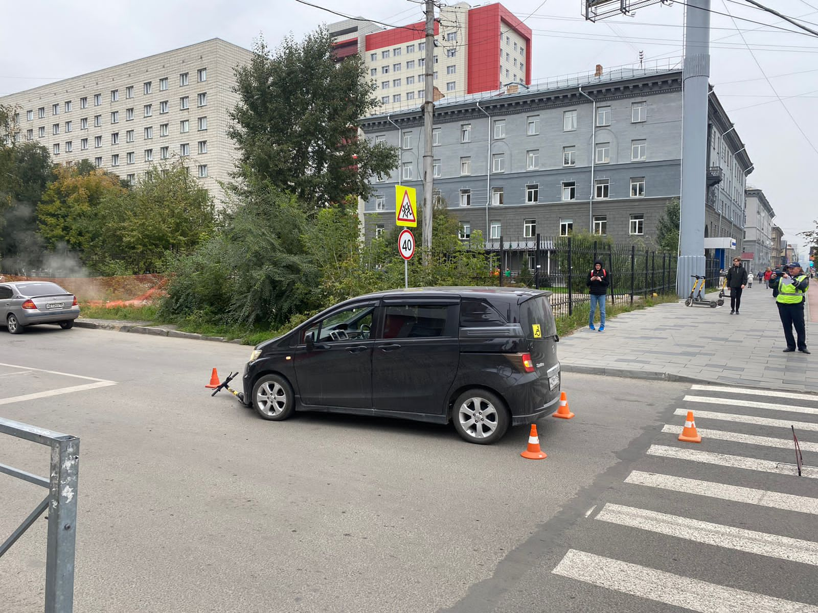 В Новосибирске автомобиль сбил 13-летнего мальчика на электросамокате |  НДН.Инфо