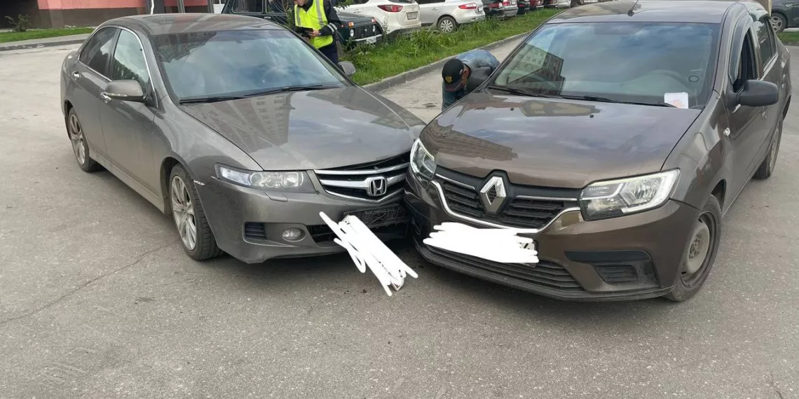 В Новосибирске во дворе столкнулись два автомобиля — пострадала пятилетняя девочка