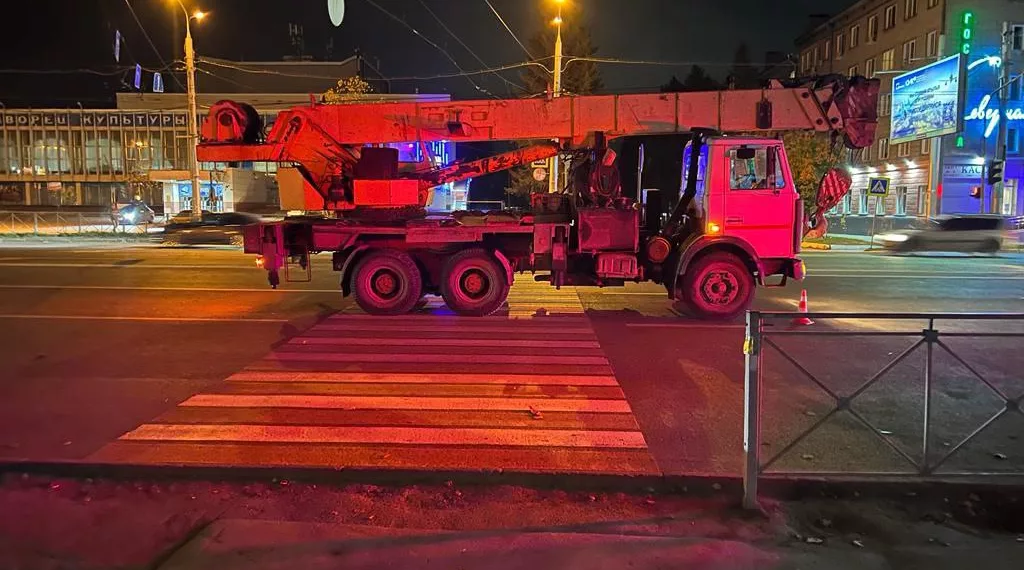 В Новосибирске автокран сбил подростка на перекрёстке