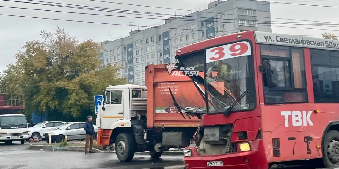 КамАЗ врезался в автобус №39 в Калининском районе