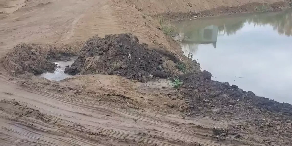 Жители Оби пожаловались на прорванную трубу: вода льётся уже 7 дней