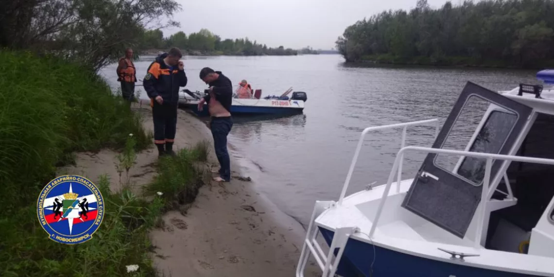 Плывущего по реке на бревне новосибирца вытащили из воды спасатели