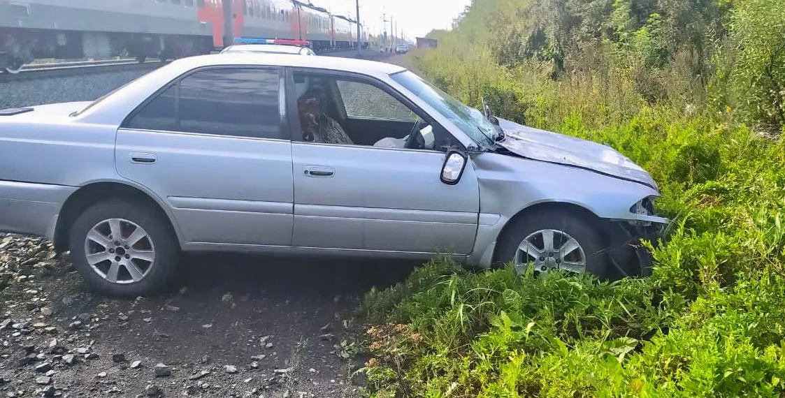 В Коченёвском районе поезд протаранил иномарку — погиб один человек