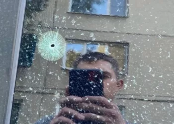 Хулиганы обстреляли припаркованные автомобили и окна домов на ОбьГЭСе