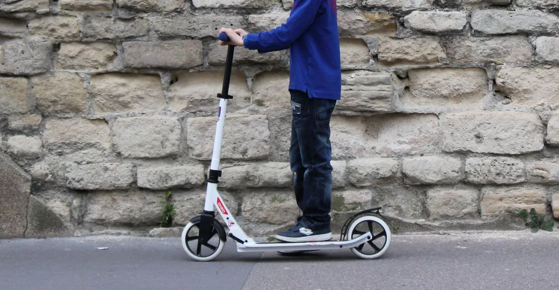 В Новосибирске 12-летний школьник провалился в яму на самокате и получил травмы