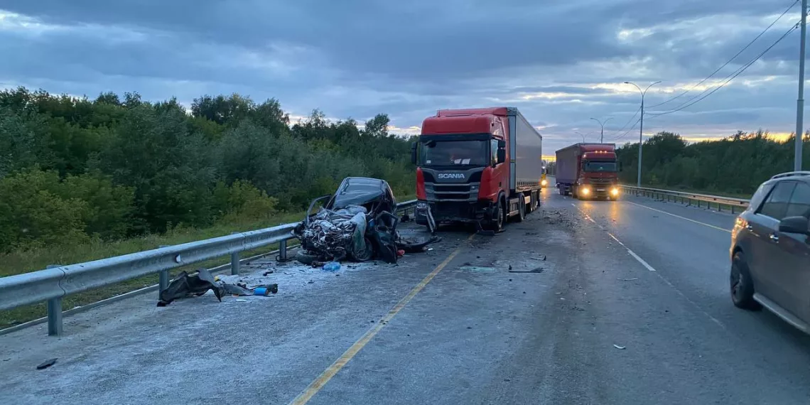 Пара грузовиков раздавила водителя ВАЗ-2111 в Новосибирской области