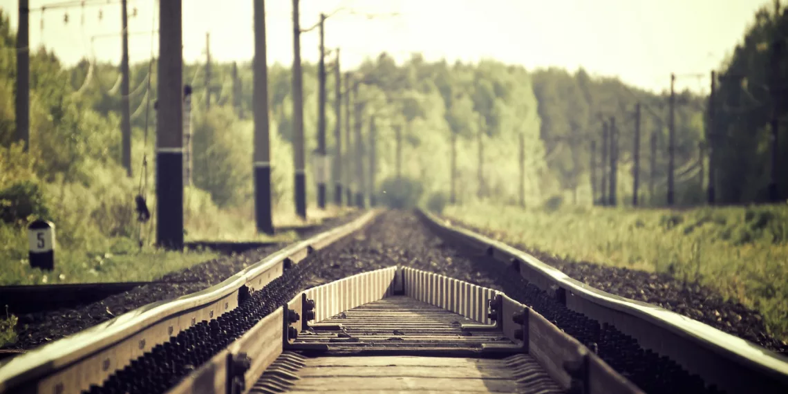 Грузовой поезд насмерть сбил 51-летнего мужчину под Новосибирском