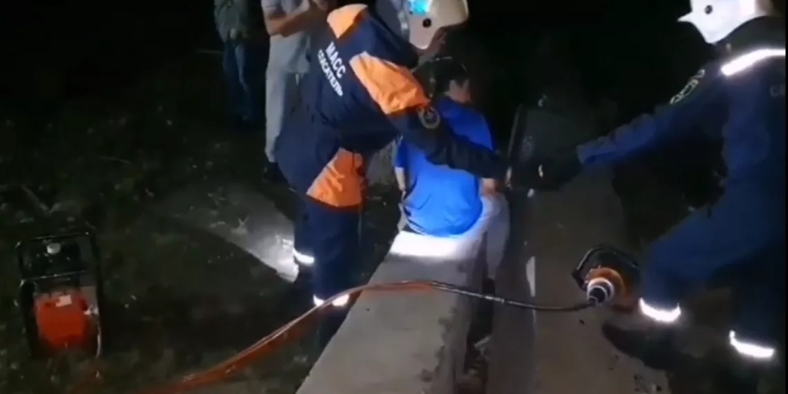 Новосибирские спасатели вызволили мужчину из бетона