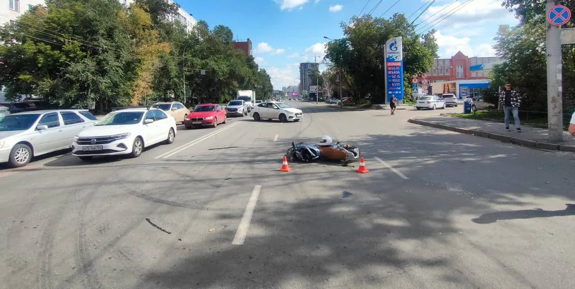 Легковушка и мотоцикл столкнулись в Центральном районе