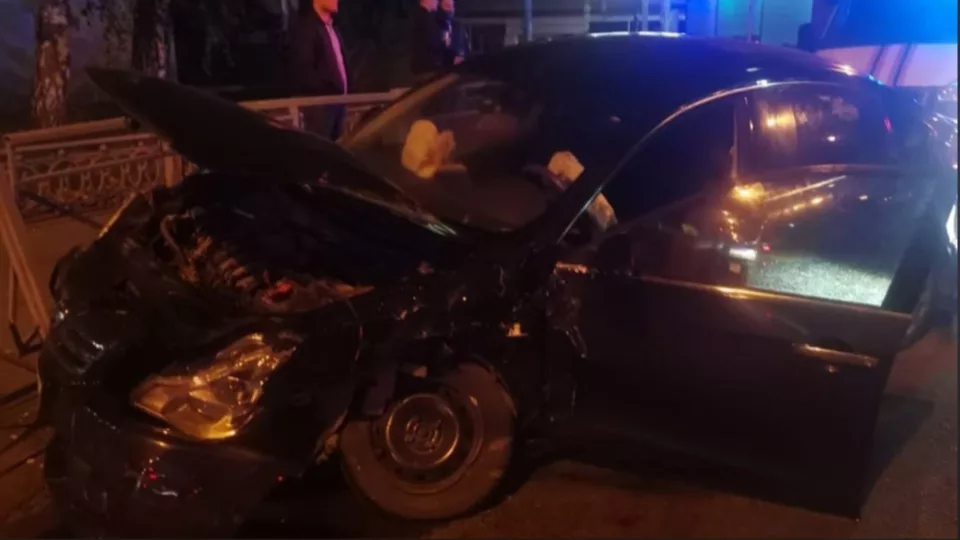 ДТП с участием внедорожника и легковушки произошло на Красном проспекте