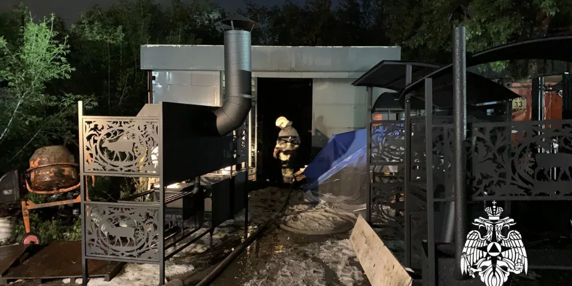 Цех торгового оборудования окутало пламя в Новосибирске