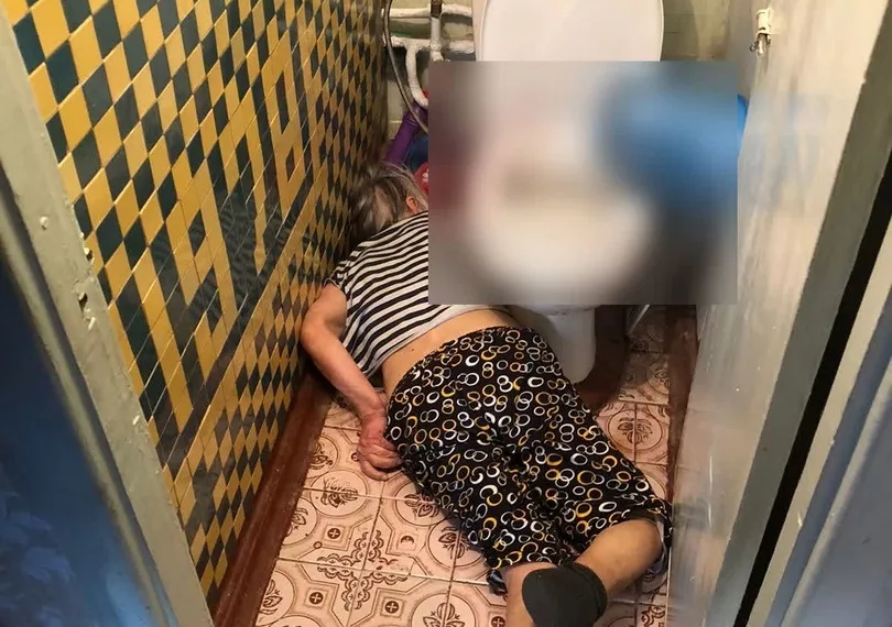 В Новосибирске пенсионерка разбила голову об унитаз