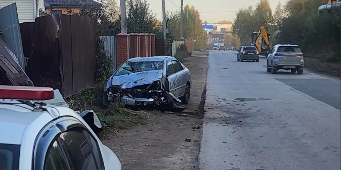 Из-за ям на дороге опрокинулся седан в посёлке Садовый