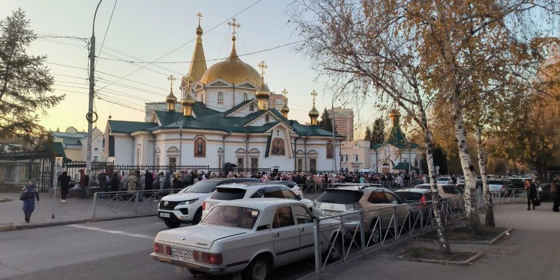 Животворящий крест собрал сотни новосибирцев в Вознесенском кафедральном соборе