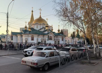 Животворящий крест собрал сотни новосибирцев в Вознесенском кафедральном соборе