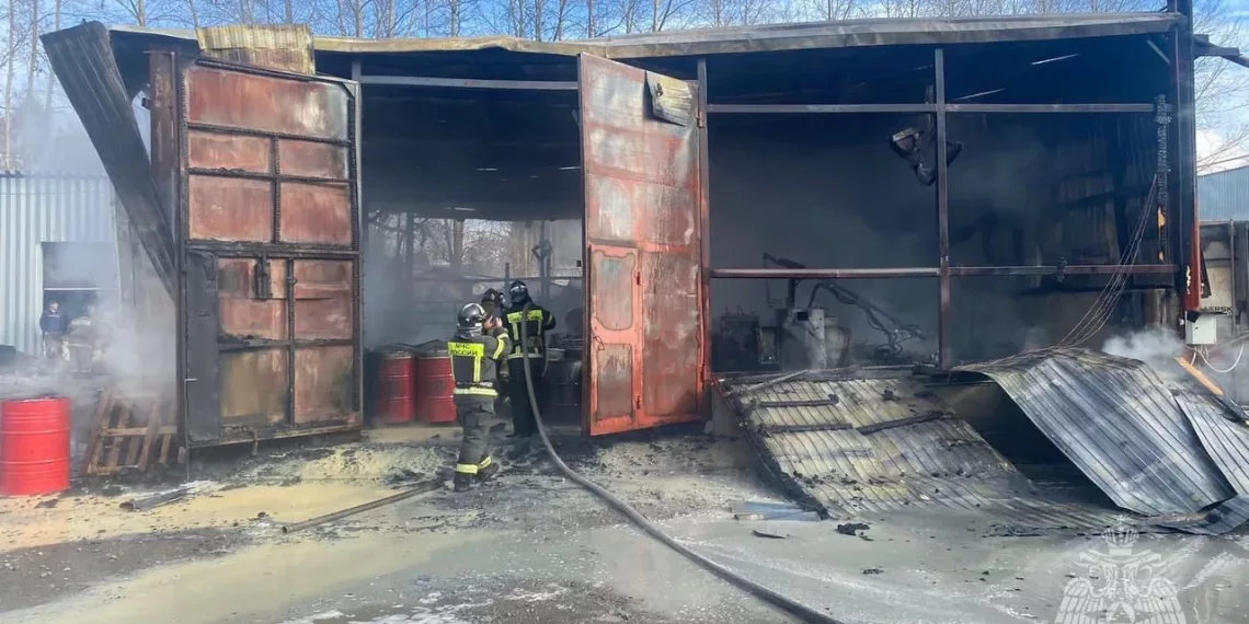 В Оби загорелся склад с химвеществами для производства анатомических подушек