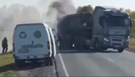 У грузовика загорелось колесо под Новосибирском