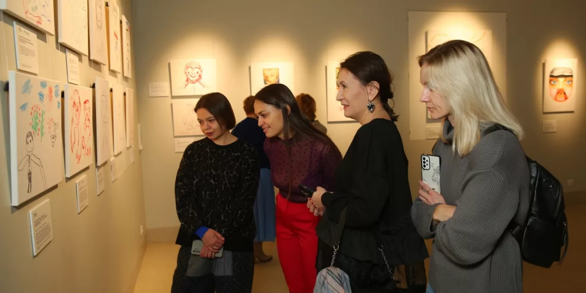 Главное – помнить: в Новосибирске открылась выставка картин, написанных художниками с деменцией