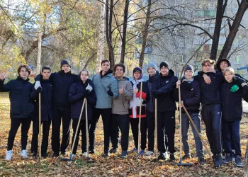 Субботник в новосибирской школе №63 собрал более 350 человек