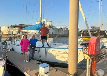 Путешественники из Томска и Новосибирска получили новое судно после инцидента с акулами