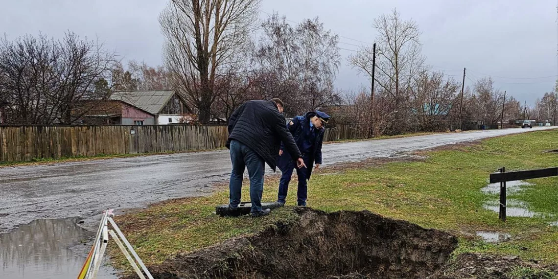 Жители села под Новосибирском на месяц остались без воды из-за аварии