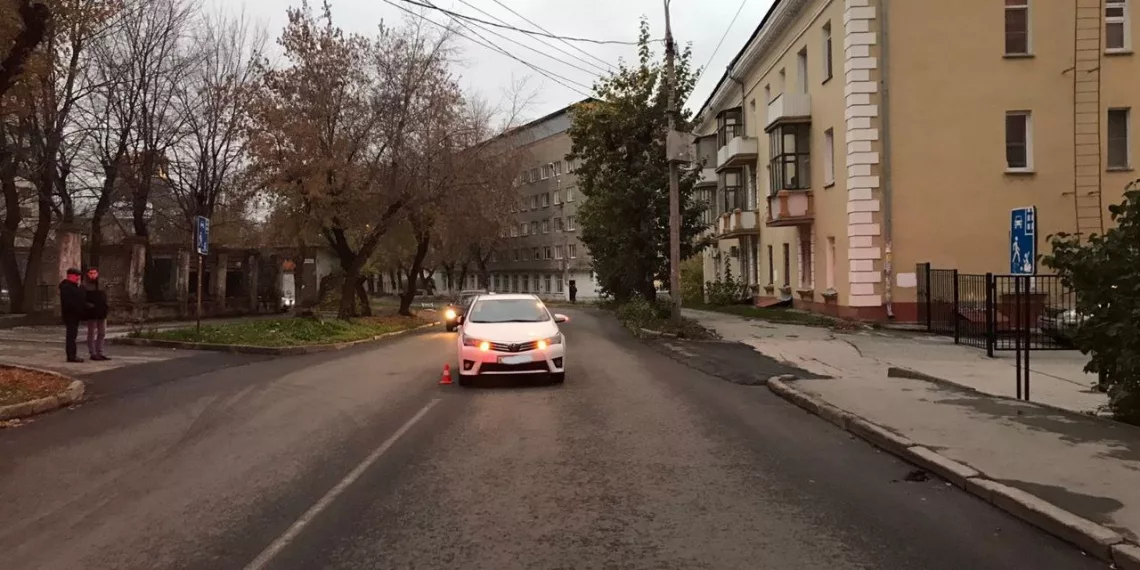 Школьника на велосипеде снесла легковушка в Новосибирске