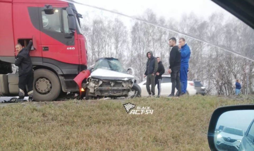 Под Новосибирском фура смяла иномарку